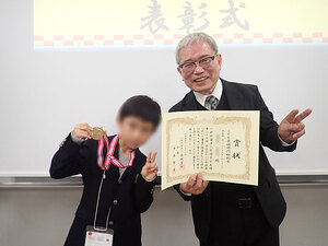 子ども発明部門受賞者へのメダル授与